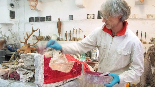 L'artiste Nikola Zaric dans son atelier. [Julie Langenegger Lachance et Zaric]