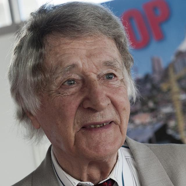 Franz Weber se réjouit de l'acceptation par le peuple suisse de son initiative sur les résidences secondaires, le 11 mars 2012. [Lukas Lehmann]