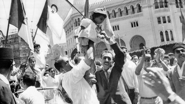 Liesse populaire dans les rues d'Alger à l'annonce de l'indépendance de l'Algérie en juillet 1962.