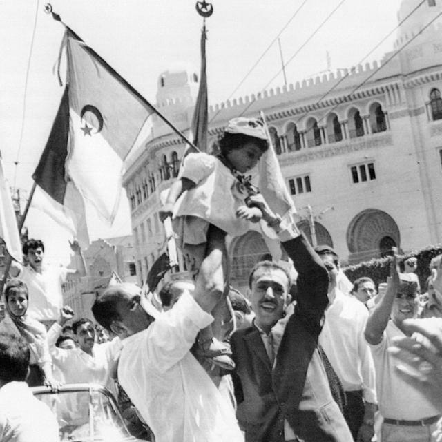 Liesse populaire dans les rues d'Alger à l'annonce de l'indépendance de l'Algérie en juillet 1962.