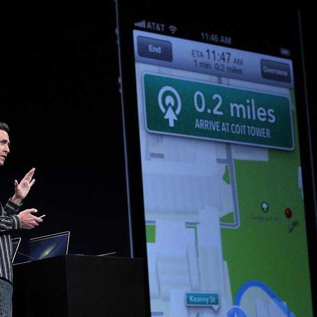 Scott Forstall, senior vice-président, présente la nouvelle application cartographie en juin 2012 à San Francisco. [Getty Images/AFP - Justin Sullivan]