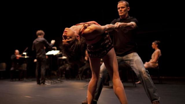 Image de "Shaker Loops" de la Cie Gilles Jobin. De gauche à droite: David Greilsammer, Susana Panadés Díaz, Gilles Jobin et Isabelle Rigat. [Cie Gilles Jobin 2011 - Grégory Batardon]