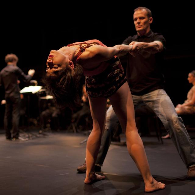 Image de "Shaker Loops" de la Cie Gilles Jobin. De gauche à droite: David Greilsammer, Susana Panadés Díaz, Gilles Jobin et Isabelle Rigat. [Cie Gilles Jobin 2011 - Grégory Batardon]