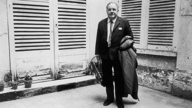 Lawrence Durrell à la fin des années 1970 à Paris. [ROGER-VIOLLET/AFP - Jean-Pierre Couderc]