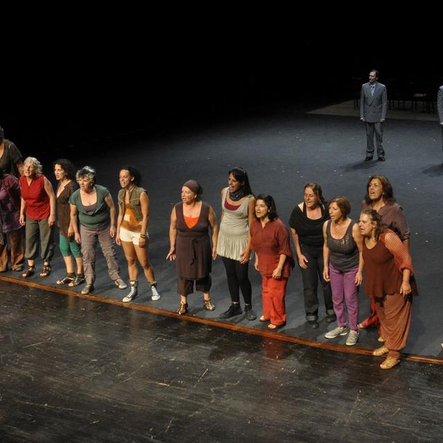 La troupe des 19 "Antigones orientales" sur la scène du théâtre Solis, à Montevideo. [Gustavo Castagnello]