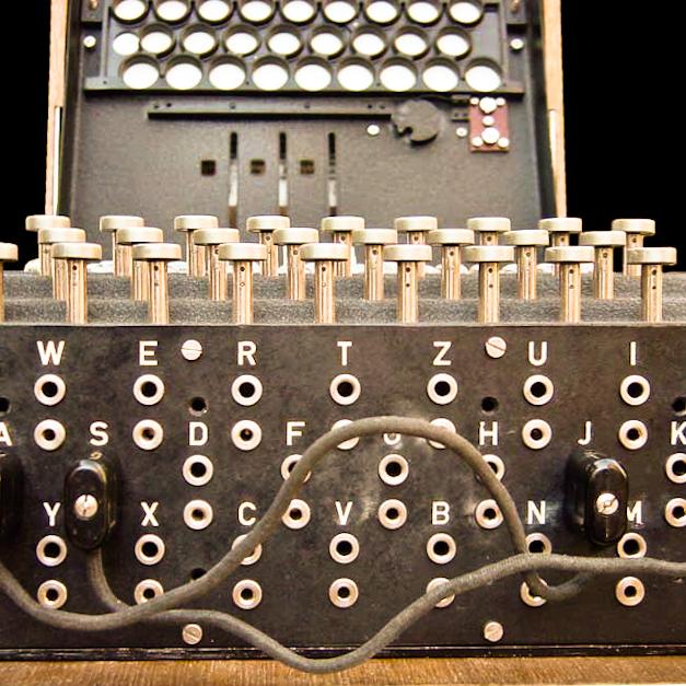 Claviers de la machine Enigma. [CC BY SA (Wikipédia) - Bob Lord]