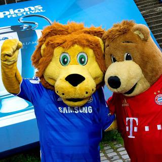 Les mascottes du Bayern de Munich (droite) et du Chelsea FC avant la finale de la Ligue des Champions 2012 qui opposent ces deux clubs de football. [Sven Hoppe]