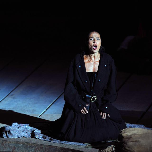 Béatrice Uria-Monzon dans "Carmen" de Georges Bizet, donné en 2008 au Théâtre antique d'Orange. [Boris Horvat]