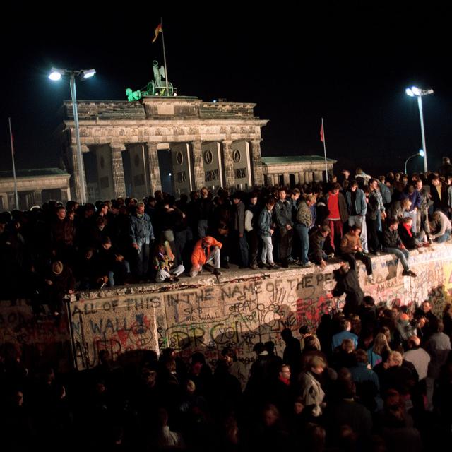 Des milliers de Berlinois célèbrent la chute du Mur, le 11 novembre 1989. [Gérard Malie]