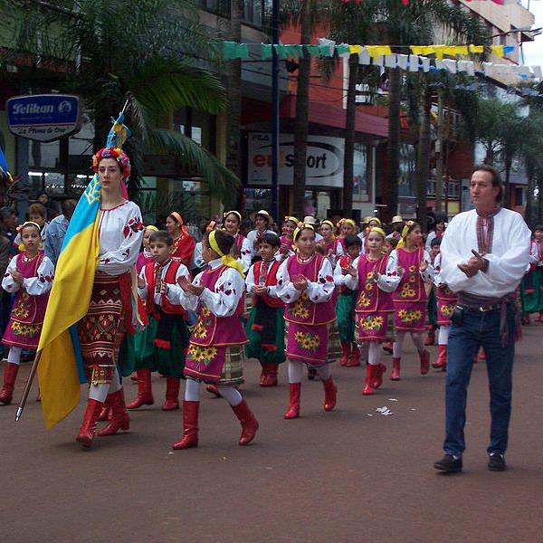 Argentins ukrainiens lors d'une parade dans la Province de Misiones. [GNU Free Documentation License - Leandro Kibisz - Loco085]