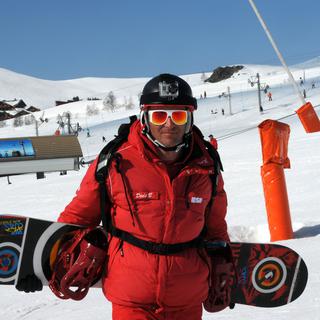 André Blanc, moniteur de snowboard de l'ESF (Ecole du ski français), pose avec son snowboard avec une mini caméra "Go Pro" sur son casque, le 9 mars 2012 à l'Alpe d'Huez. [Jean-Pierre Clatot]