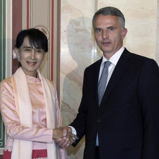 Aung San Suu Kyi accueillie par le conseiller fédéral Didier Burkhalter le 14 juin 2012 à Berne. [Peter Schneider]