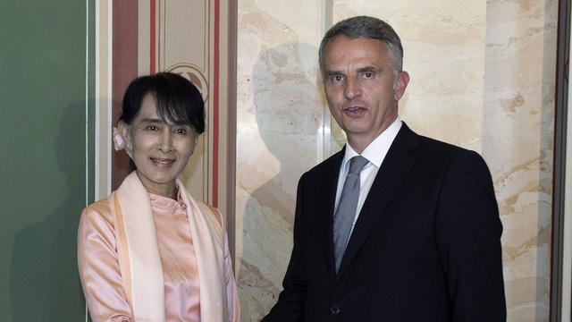 Aung San Suu Kyi accueillie par le conseiller fédéral Didier Burkhalter le 14 juin 2012 à Berne. [Peter Schneider]