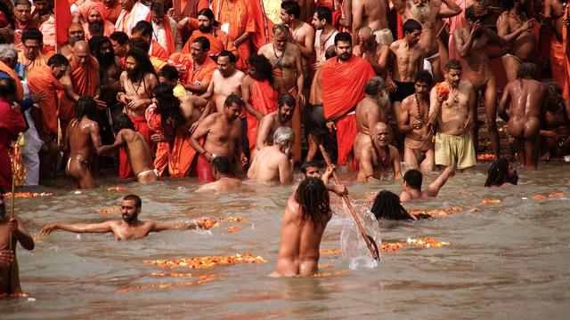 Baignade pendant la Kunbha Mela. [sadhu-lefil.com - Gaël Métroz]