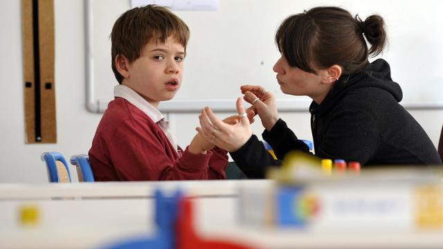Un enfant autiste travaille avec une éducatrice. [Franck Fife]