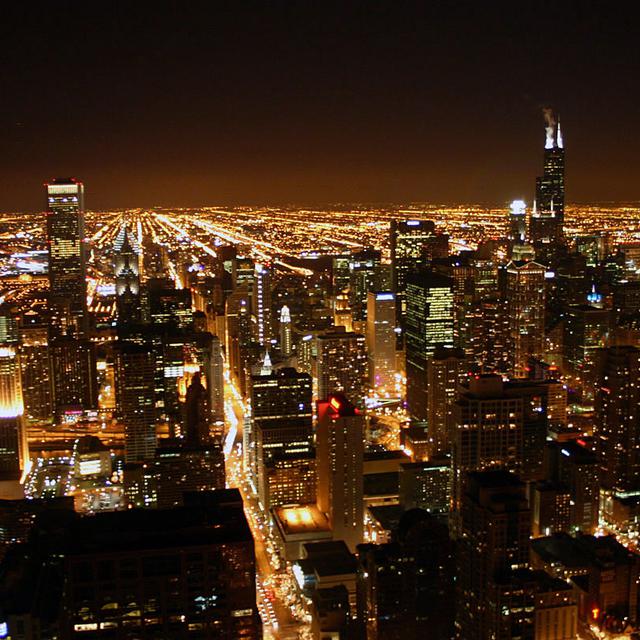 Chicago by night. [CC-BY - Buphoff-Wikimedias]