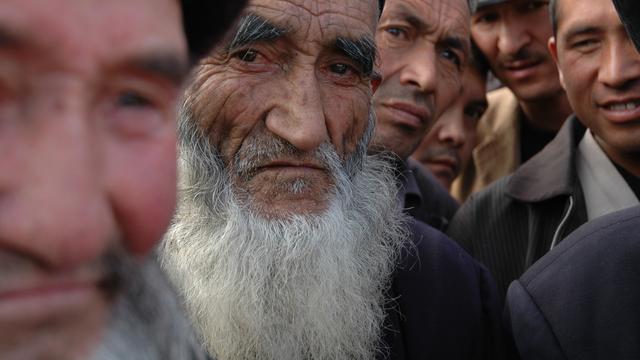 Aksakals ("barbes blanches") devant la mosquée Id Qah à Kashgar. [Sylvie Lasserre]
