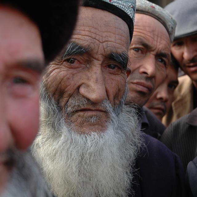 Aksakals ("barbes blanches") devant la mosquée Id Qah à Kashgar. [Sylvie Lasserre]