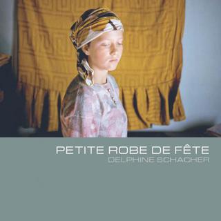 Affiche de l'exposition "Petite robe de fête" de Delphine Schacher. [Galerie FOCALE]