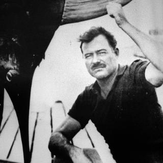 Ernest Hemingway (1899-1961), écrivain américain, près d'un espadon. [ROGER_VIOLLET]