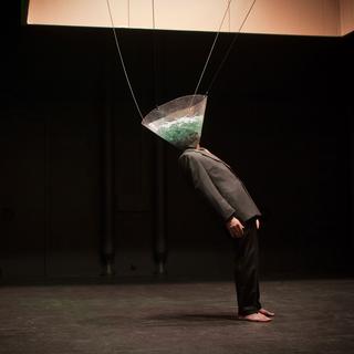 Image de la performance "Glassed" de Yann Marussich. [http://www.yannmarussich.ch/profs/prof.php - Gregory Batardon]