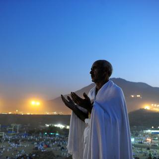 Pèlerin musulman priant au Mont Arafat, près de La Mecque en Arabie Saoudite. [Mustafa Ozer]