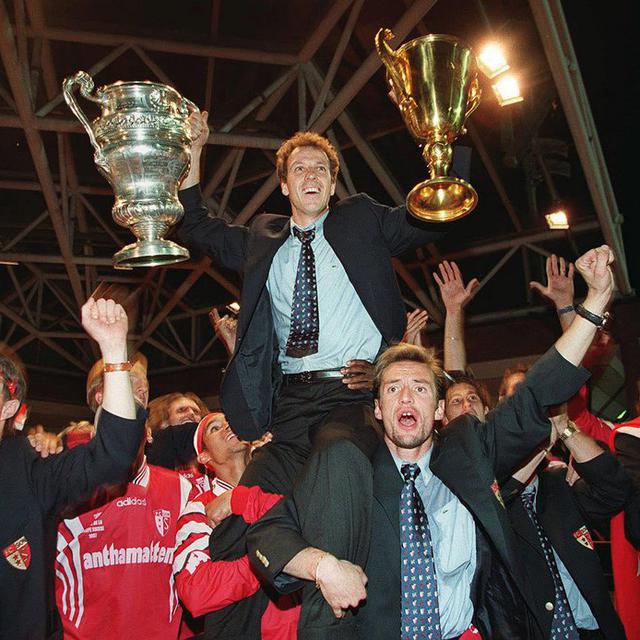Christophe Bonvin brandit les 2 coupes gagnées par le FC Sion, le 8 juin 1997 à la Place de la Planta à Sion. [Fabrice Coffrini]