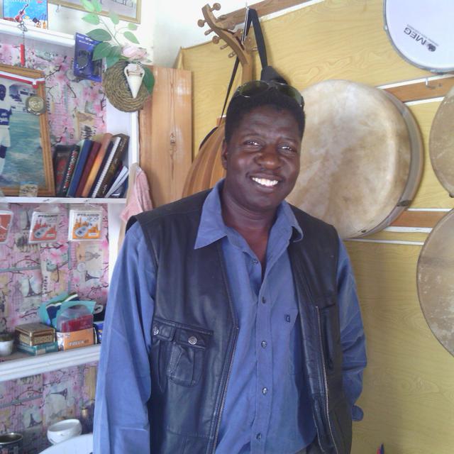 Mohammed Ben Nasr, leader de la troupe "sta jamaa", dans son magasin d'instruments de musique à Midoune, sur l'île de Djerba. [Camille Lafrance]