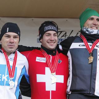 Le podium du championnat suisse de cyclo-cross 2012. Julien Taramarcaz est entouré de Simon Zahner (à gauche) et Christian Heule (à droite). [Schmid Maxime]