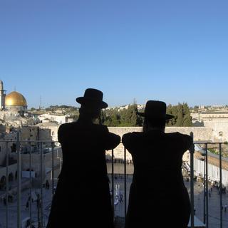 Deux juifs hassidiques regardent le murs des lamentations à Jérusalem. [Photononstop / AFP - Thierry Brésillon / Godong]