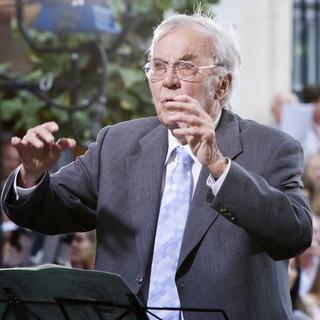 Fondateur de la Schubertiade, André Charlet dirige à la fois les musiciens et le choeur populaire. [Alexandre Chatton]