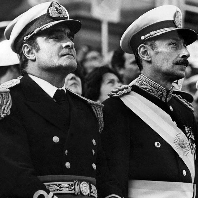 Le Général Jorge Rafael Videla (à droite) et l'amiral Emilio Eduardo Massera, leaders de la dictature militaire en Argentine qui dura de 1976 à 1983. [STR]