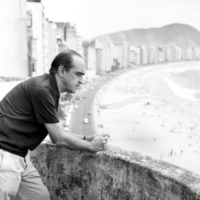 Portrait de l'architecte bresilien Oscar Niemeyer à Rio en 1965. [Lamberto Londi]