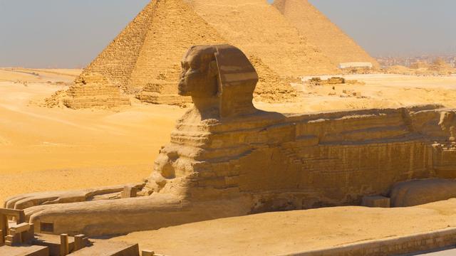 Le sphinx et les pyramides sur le plateau de Gizeh, près du Caire. [Pius Lee]