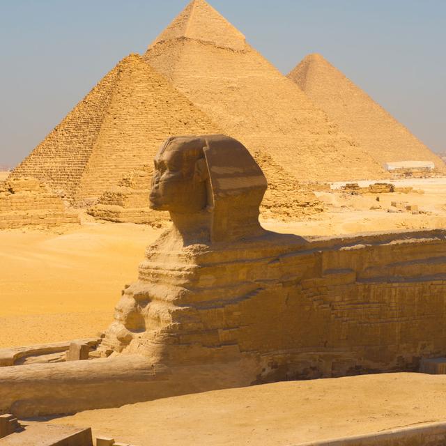 Le sphinx et les pyramides sur le plateau de Gizeh, près du Caire. [Pius Lee]