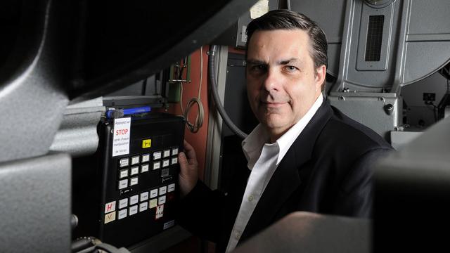 Frédéric Maire pose dans la salle de projection de la Cinémathèque Suisse à Lausanne. [Dominic Favre]