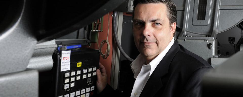 Frédéric Maire pose dans la salle de projection de la Cinémathèque Suisse à Lausanne. [Dominic Favre]