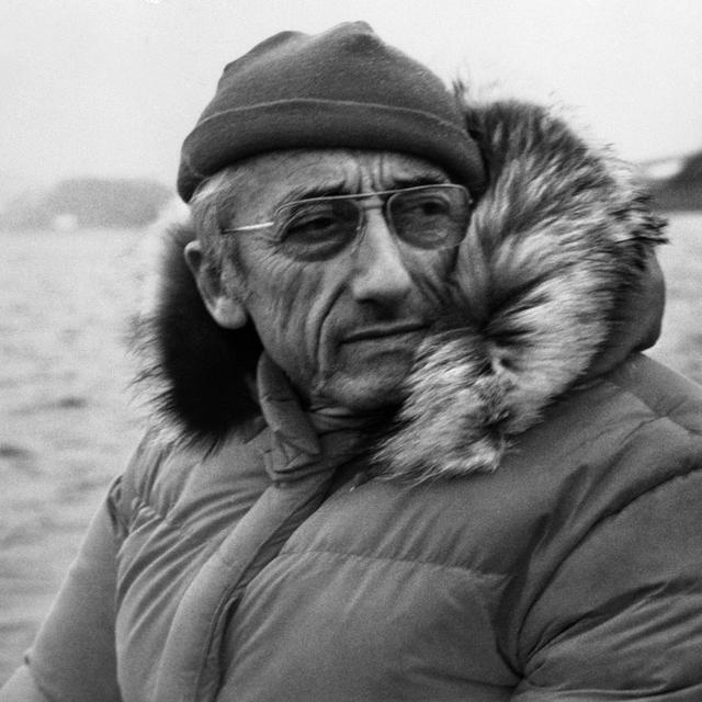 Portrait du Commandant Jacques-Yves Cousteau, pris en 1972 en Antarctique sur le tournage de son film "Le voyage au bout du monde".