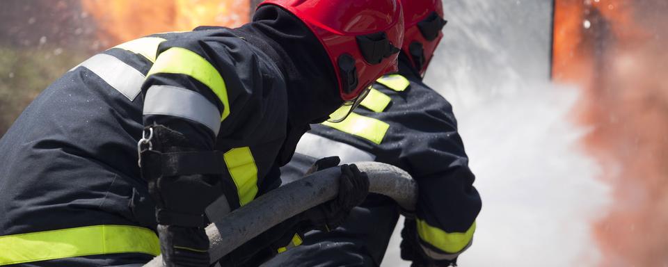 Pompiers au travail. [wellphoto]