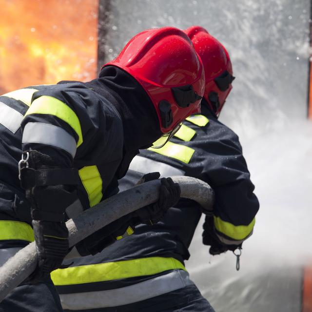 Pompiers au travail. [wellphoto]