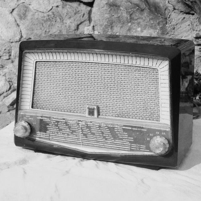 Un poste de radio "Radiola", vers 1955. [Roger Viollet / AFP]