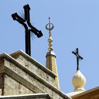 Le minaret de la mosquée Sunni Mulsim Mohammed Al-Amin et la croix de l'église maronite de St Georges à Beyrouth. [Joseph Eid]