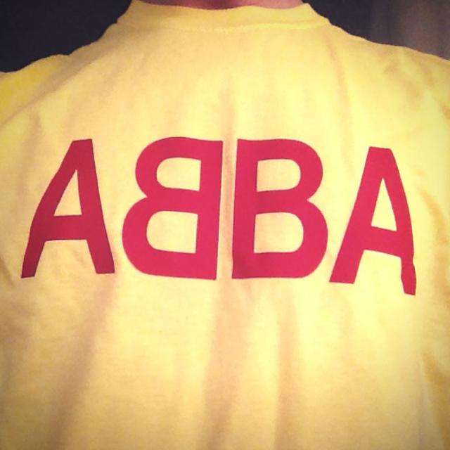 ABBA en t-shirt... le premier "A", c'est Anni-Frid Lyngstad.