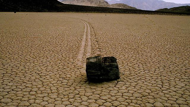 Pierre mouvante de Racetrack Playa, Vallée de la mort, Californie. [CC BY SA - Tahoenathan]