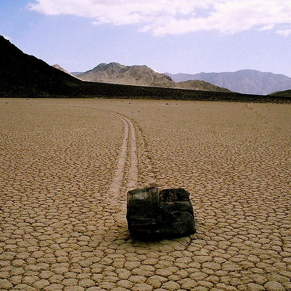 Pierre mouvante de Racetrack Playa, Vallée de la mort, Californie. [CC BY SA - Tahoenathan]