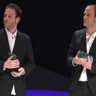 Les réalisateurs Samuel (à gauche) et Frédéric Guillaume recoivent le Quartz 2013 du meilleur film d'animation pour "La nuit de l'ours". [Salvatore Di Nolfi]