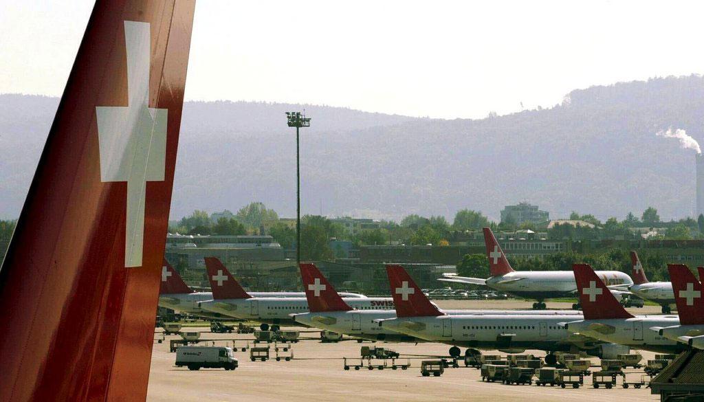 Les avions de la compagnie Swissair sur le tarmac de l'aéroport de Zürich Kloten le 2 octobre 2001. [Walter Bieri]