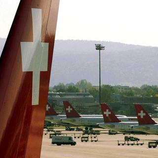Les avions de la compagnie Swissair sur le tarmac de l'aéroport de Zürich Kloten le 2 octobre 2001. [Walter Bieri]