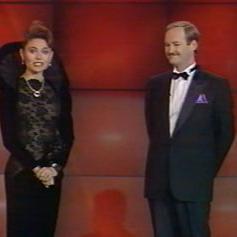 Lolita Morena et Jacques Deschenaux, présentateurs de la 34e édition du Concours Eurovision de la chanson, en 1989 à Lausanne.