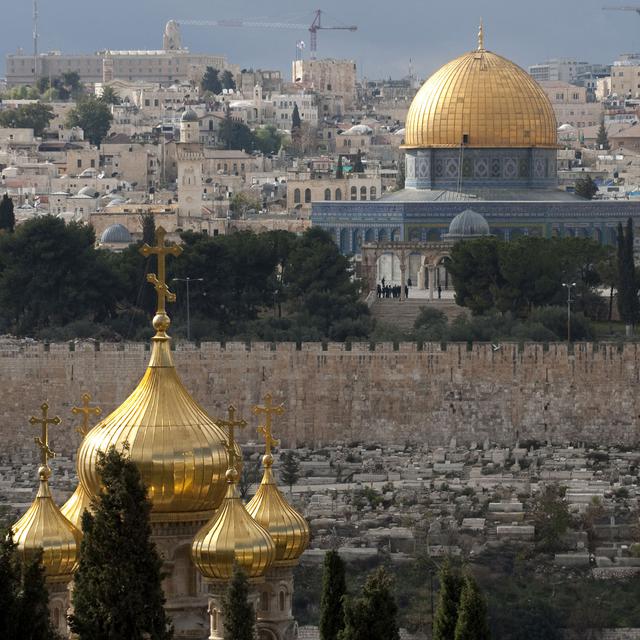Une vue générale de Jérusalem montrant l'Eglise Sainte-Marie Madeleine au premier plan et le Dôme du Rocher à l'arrière plan. [Menahem Kahana]